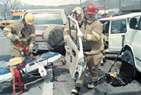 2001年3月22日，消防员在机动车事故现场